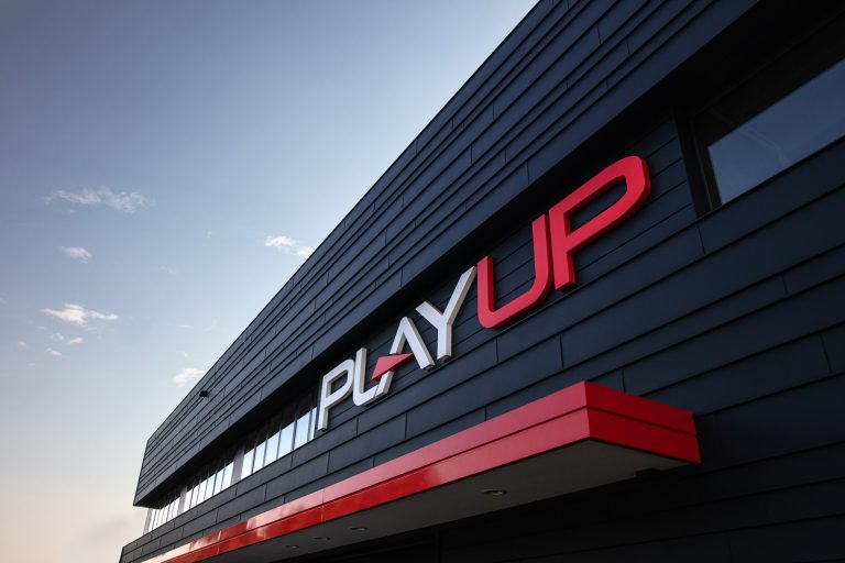 PlayUp Bowling, Insegna (2022).