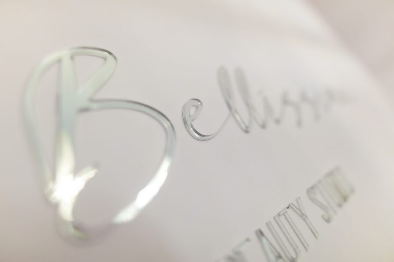 Sei Bellissima, Scritta in plexiglass specchiato (2019).