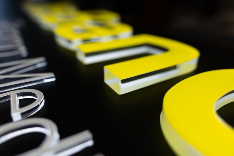 CheBanca!, Insegna in plexiglass (Bergamo, 2021).