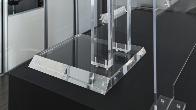 Daniel Hertz, Totem espositivo in plexiglass, (2022).
