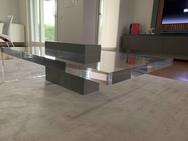 Tavolo in plexiglass (Casa privata, 2019).