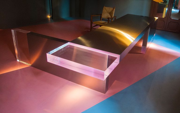 Fuorisalone, Tavolo in plexiglass (Milano, 2017).