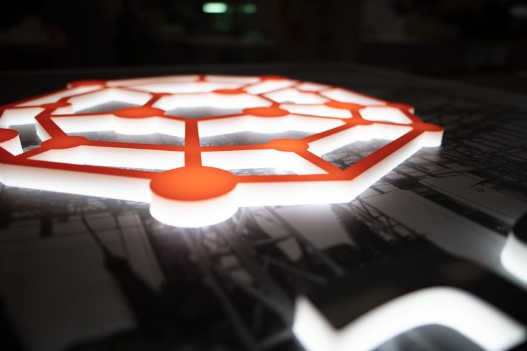 Unareti, Insegna in plexiglass (2020).