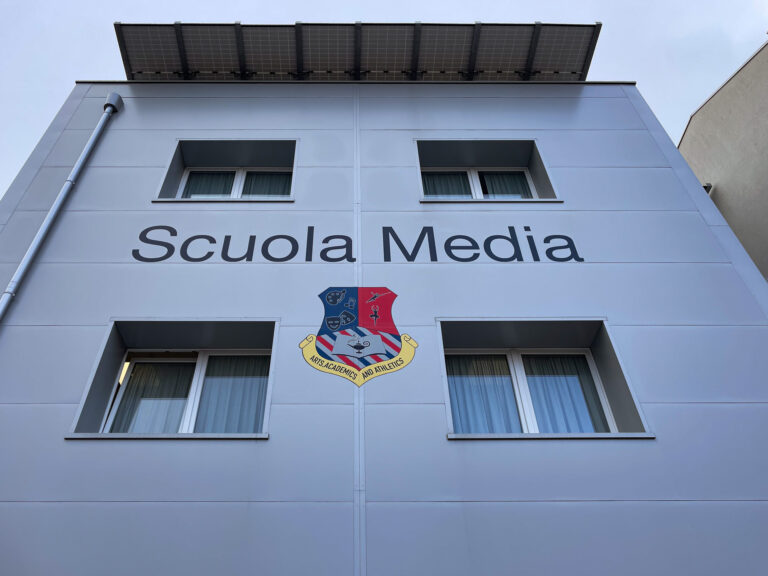 Istituto e Liceo Scientifico Aeronautico Locatelli, Stampa adesiva (2023, Bergamo).