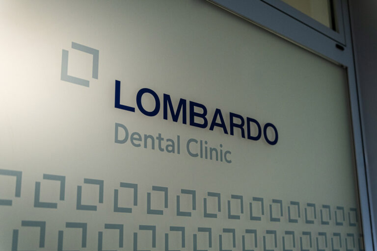 Lombardo Dental Clinic, Stampa adesiva su vetrata (2024).