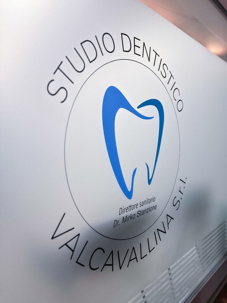 Studio Dentistico Valcavallina, Stampa adesiva su vetrata (2025).
